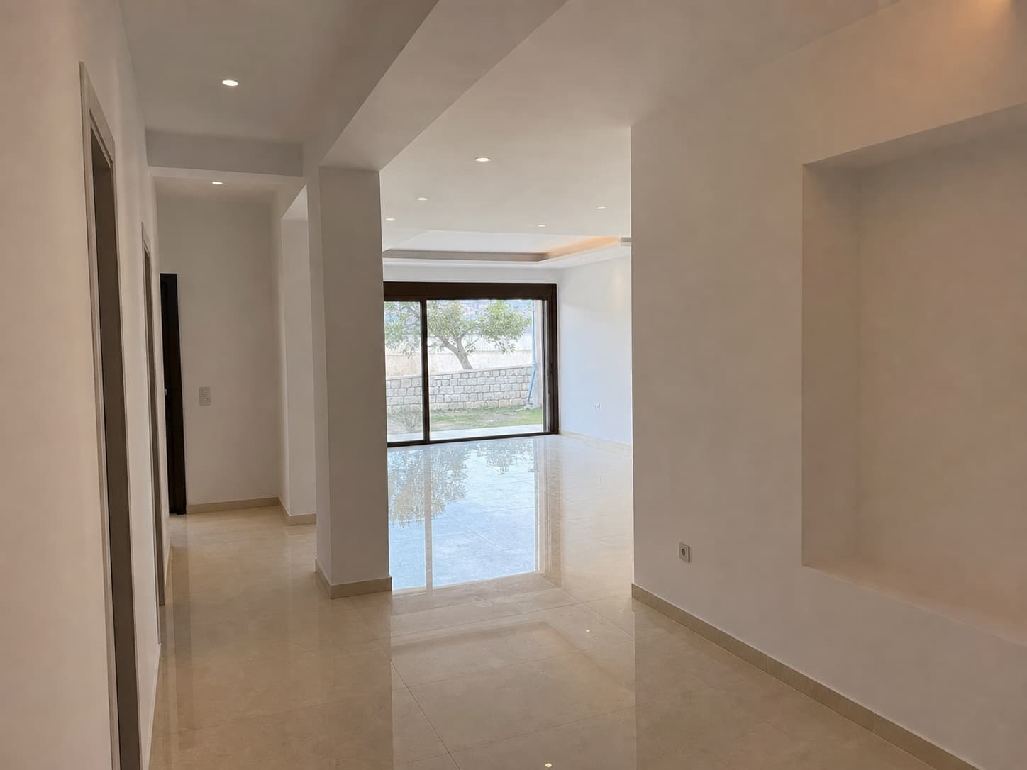 Pürüzsüz alçı boya ve parlak zemin teslimi yapılmış villa iç mekânı