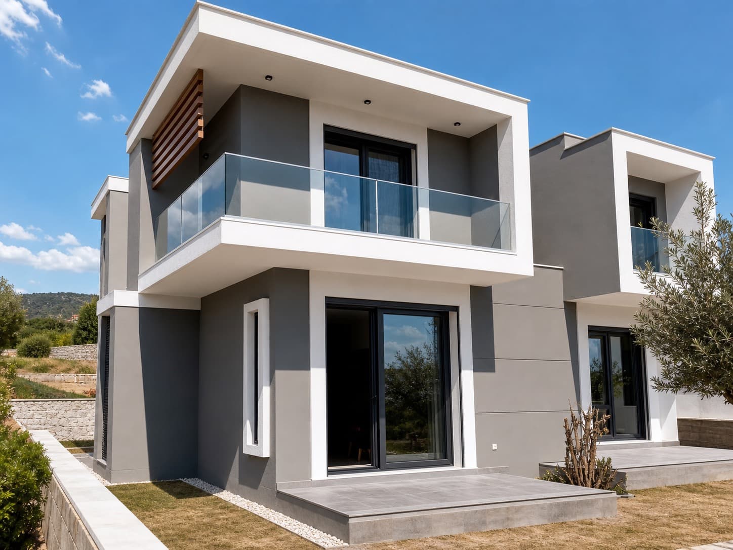 Gri cepheli modern villa ve cam balkon uygulaması