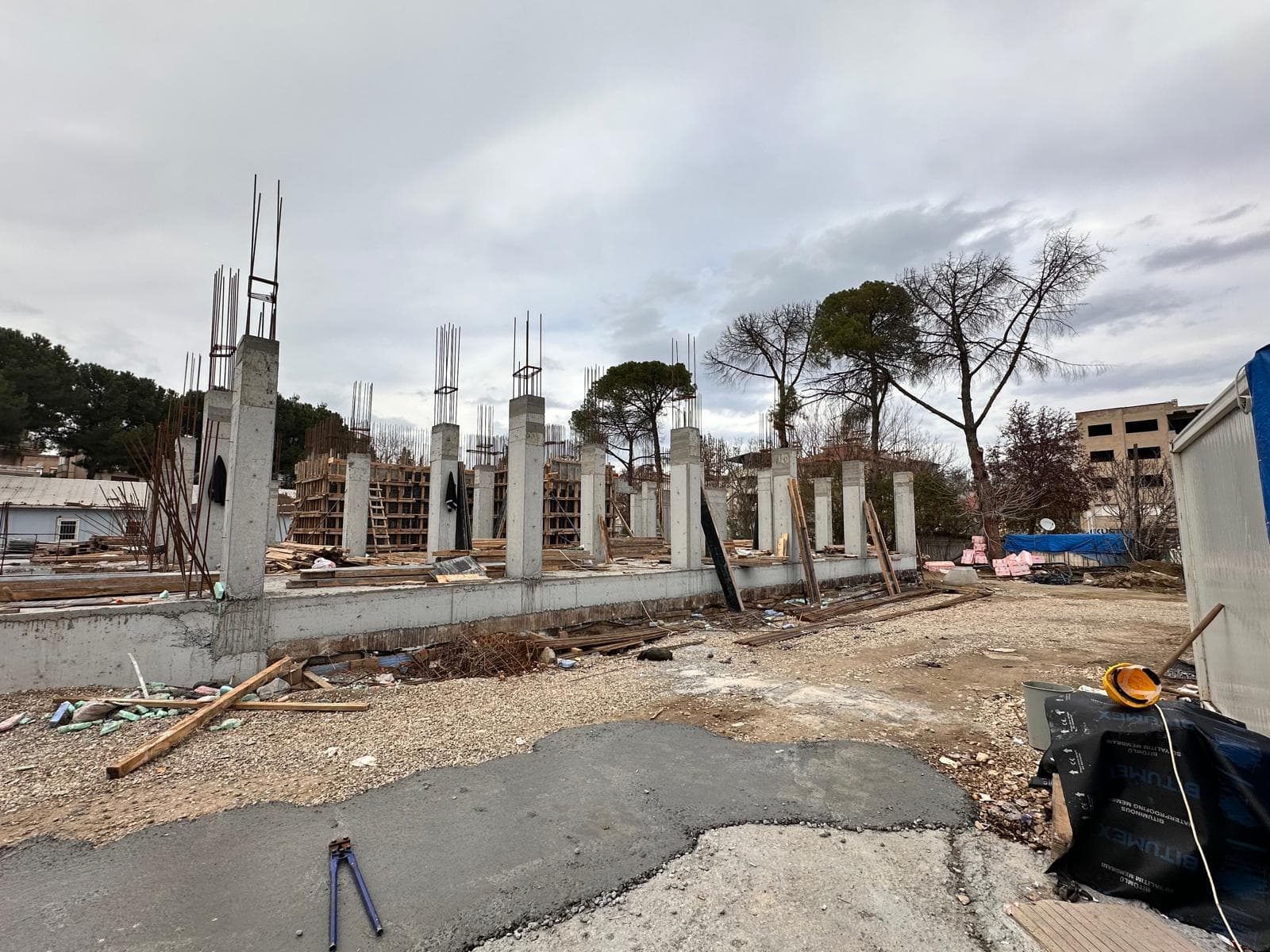 Köşelerde metal profil ve temiz derz bitişleri