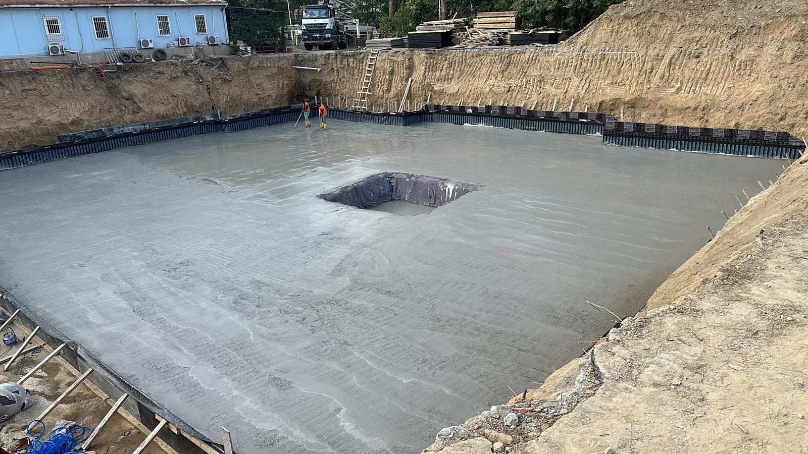 Beton dökümü sonrası zemin kotu tamamlanan temel uygulaması